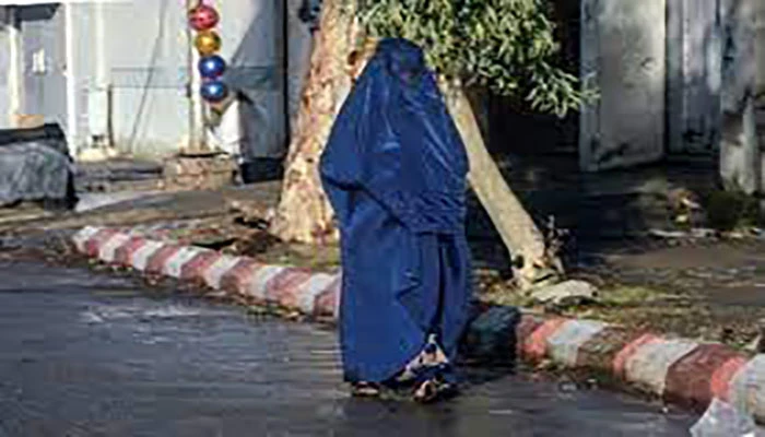 طالبان نے خواتین کو برقع نہ پہننے پر  دی ’گولی مارنے کی دھمکی‘ پوری دنیا میں طالبان کی مذمت، افغان خواتین میں خوف