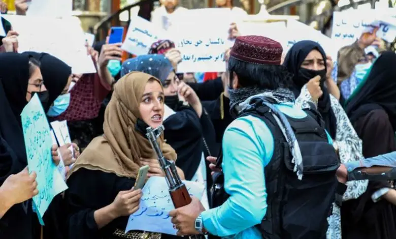 حجاب  پہننے کے نفاذ کے بعد افغان خواتین طالبان کے حکم کے خلاف اٹھ کھڑی ہوئیں