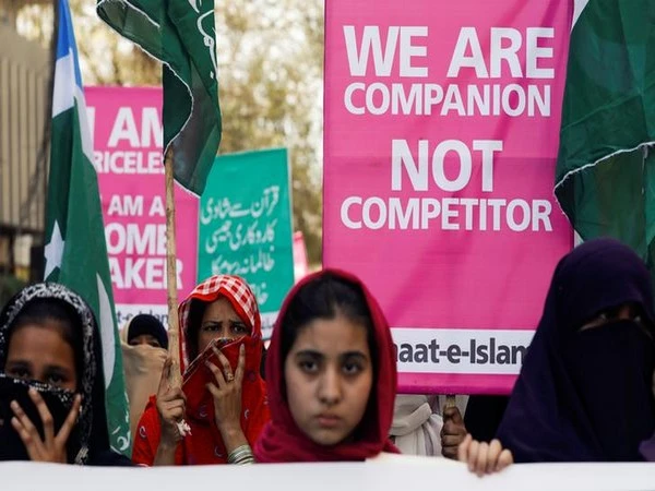 تحریک لبیک پاکستان نے’ عورت مارچ’ کی کیوں کی مخالفت؟ کیا پاکستان میں عورت مارچ حرام ہے؟