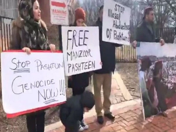پشتونوں کی نسل کشی کے خلاف لاس اینجلس میں پاکستانی قونصلیٹ کے سامنے احتجاجی مظاہرہ کیا گیا
