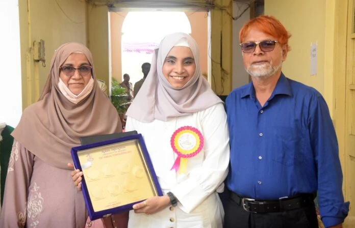 حجابی طالبہ لامیا مجید نے میسور یونیورسٹی میں 7 گولڈ میڈل جیت کر خاندان اور ملک  کا نام روشن کیا