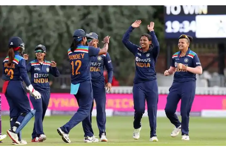 ہندوستانی خواتین ٹیم کی آسٹریلیا کے خلاف ریکارڈ جیت پر سوشل میڈیا  پر زبردست رد عمل