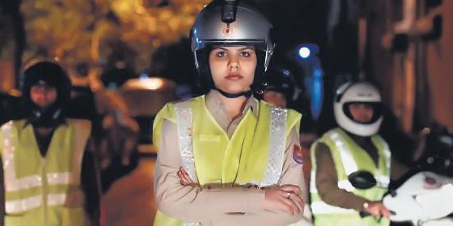 دہلی پولیس کی خواتین کارکنان کھادی سلک ساڑیاں پہنیں گی