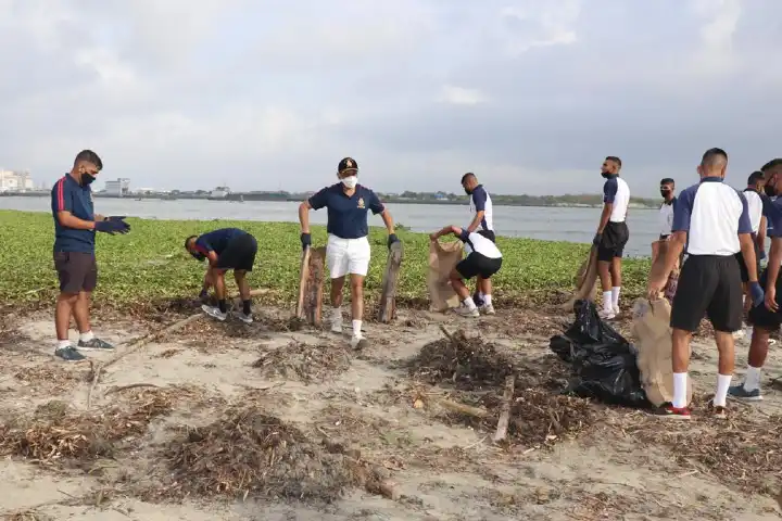 بحریہ نے ساحلی صفائی کے عالمی دن کے موقع پر ساحل پر صفائی کا آغاز کیا