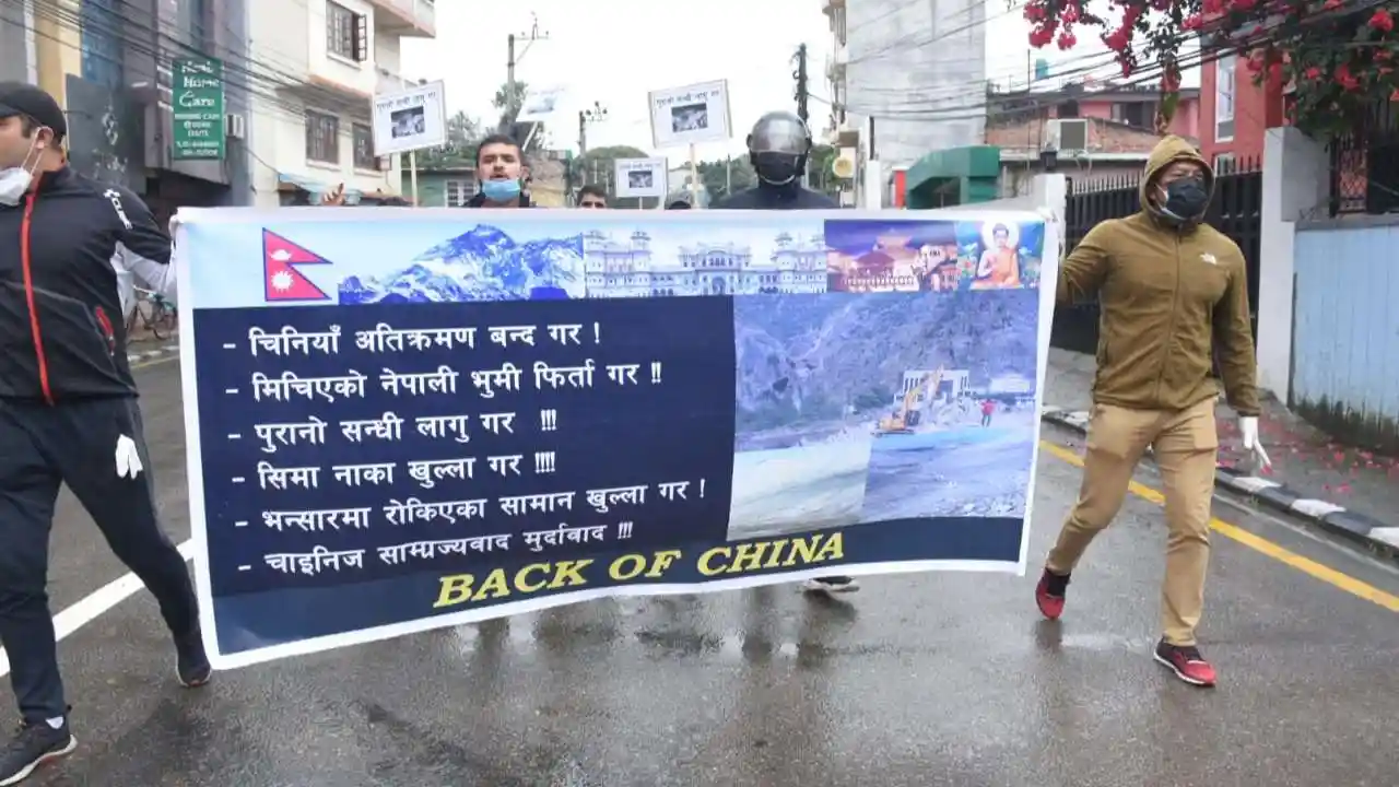نیپال میں سرگرم کارکن نے  چینی توسیع پسندی اور زمین پر قبضے کے خلاف احتجاج  کیا