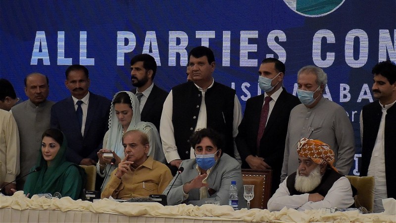 پاکستان میں اپوزیشن کا الیکشن کمیشن کے سامنے دھرنا