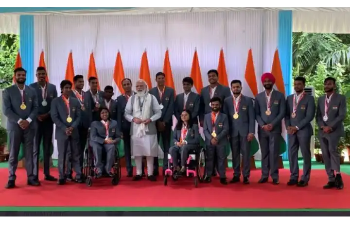 وزیر اعظم نریندر مودی نے پیرالمپکس میں تاریخ رقم کرنے کے بعد واپس آئے بھارتی دستے سے ملاقات کی