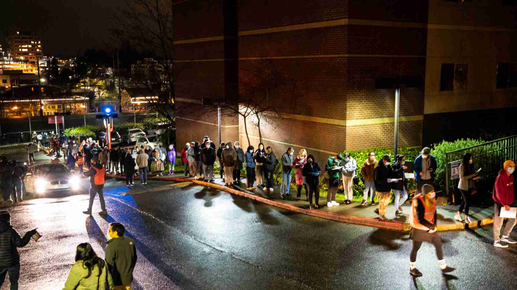 امریکہ کے شہر سیئٹل میں لوگ آدھی رات کو ویکیسن لگوانے کے لیے دوڑے