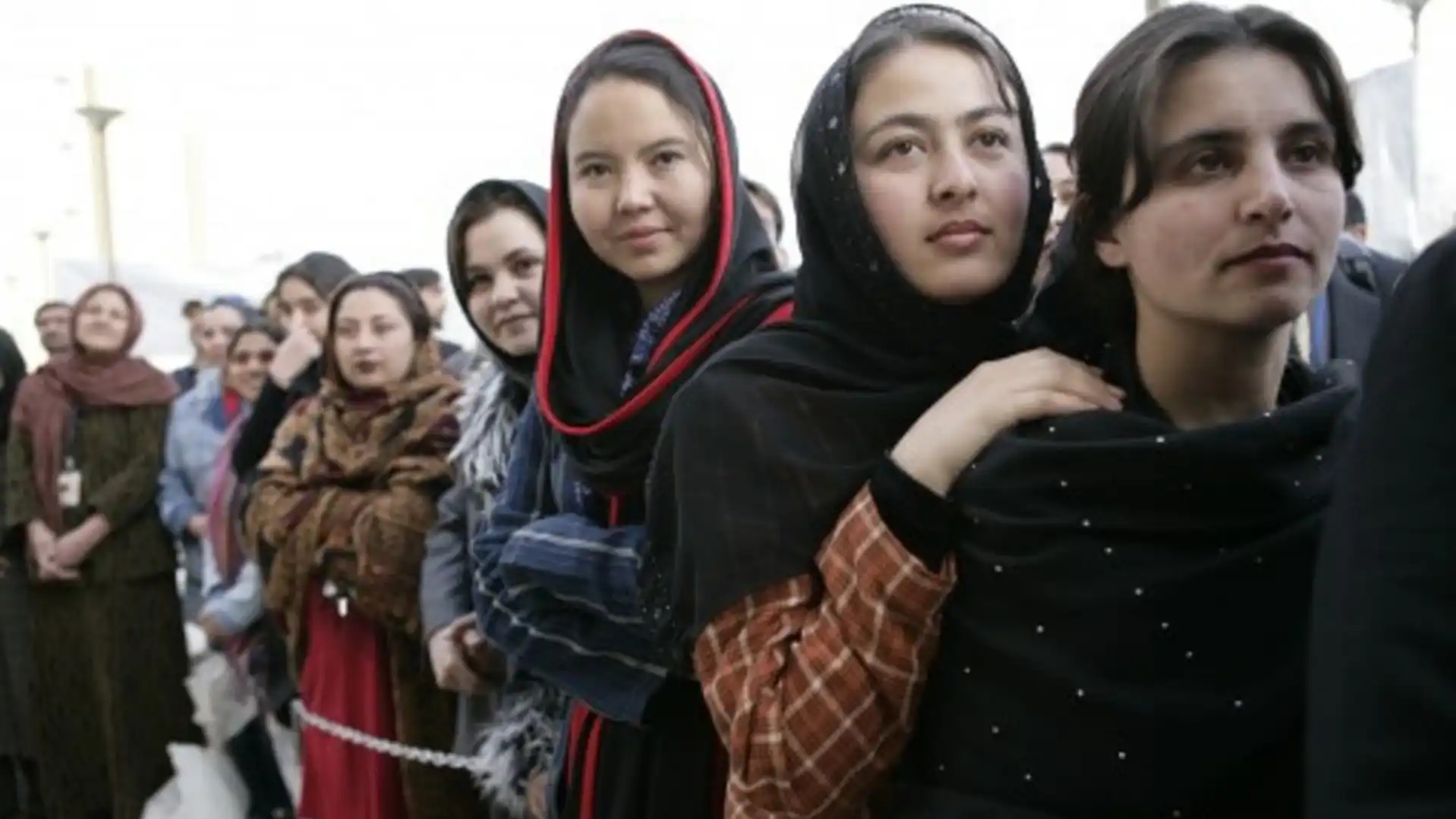طالبان کی سیاسی ‘ نااہلیت’ کی وجہ سے افغان خواتین کو وجودی بحران کا سامنا : رپورٹ