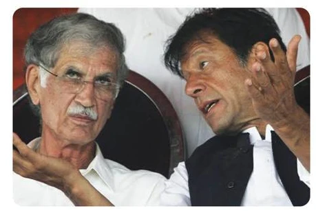 پاکستان کے وزیراعظم عمران  خان  اور وزیر دفاع پرویز خٹک کے بیچ لفظی جنگ جاری، پاکستانی سیاست زوال پذیر