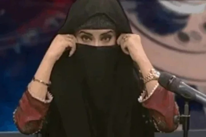 طالبانی  رنگ میں  پاکستانی میڈیا، نیوز اینکر نے کیوں لائیو ٹی وی میں پہنا حجاب؟