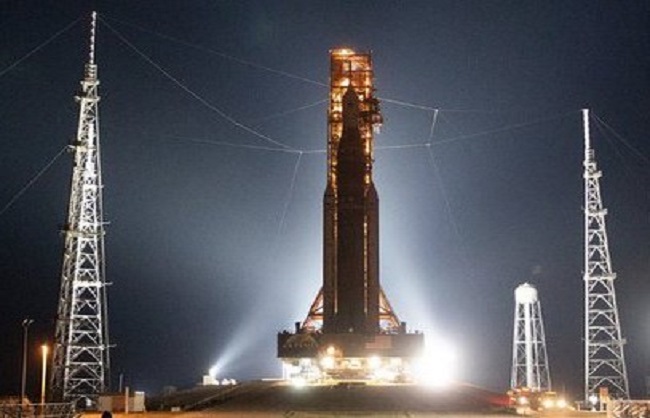 ایندھن کے اخراج اور راکٹ میں شگاف نے ناسا کے چاند کے سفر کو روک دیا