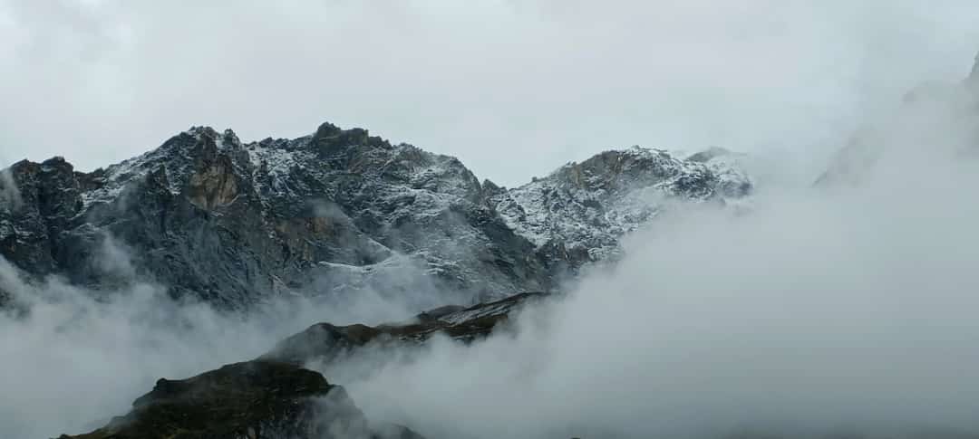 اتراکھنڈ: بدری ناتھ کی پہاڑیوں پر موسم کی پہلی برف باری،سردی میں اضافہ