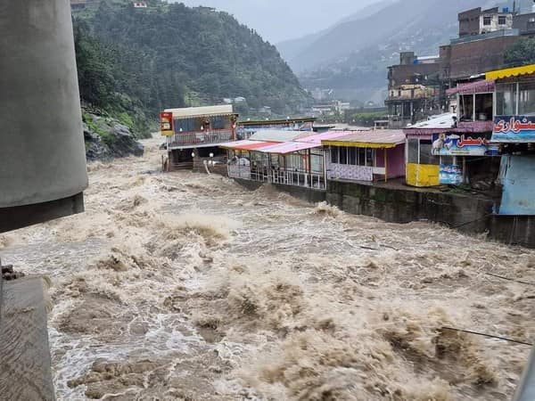 پاکستان کی سب سے بڑی جھیل منچھر میں سیلاب،سندھ میں موجود دیہاتیوں کی تباہی کی داستان