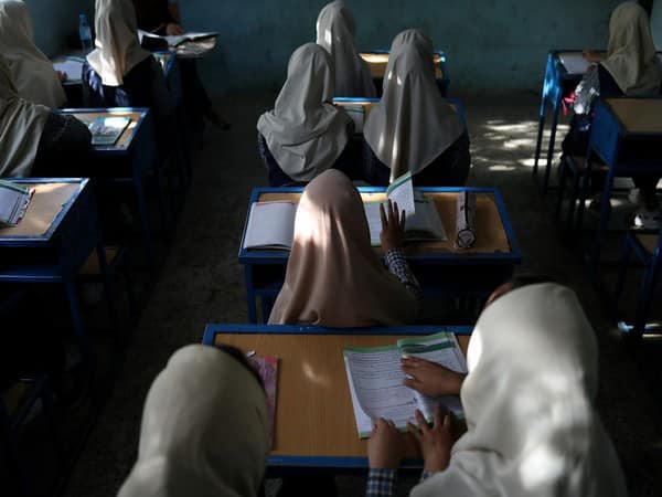 افغانستان: لڑکیوں کے اسکول بند کرنے کا ٹھیکرا طالبان نے والدین کےسر پر  پھوڑ دیا