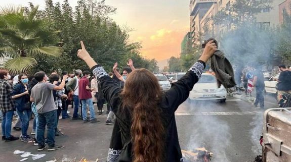 ایران: حجاب مخالف تحریک میں 41 افراد ہلاک، 1200 سے زائد گرفتار
