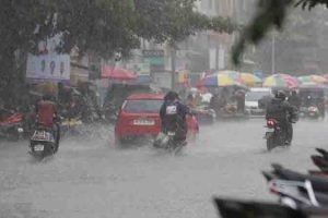 ممبئی سمیت آس پاس کے علاقوں موسلادھار بارش، معمولات زندگی درہم برہم