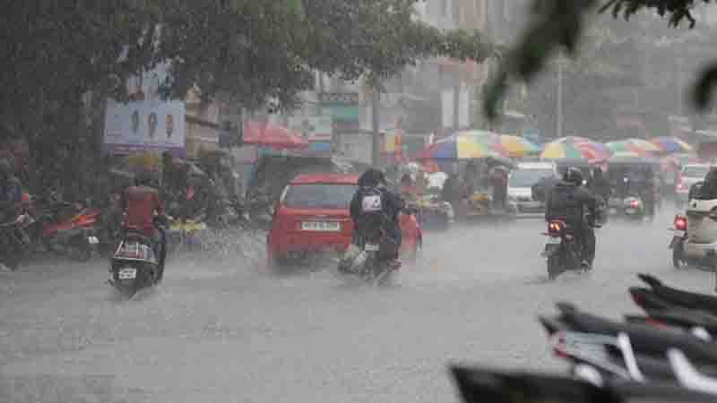 ممبئی سمیت آس پاس کے علاقوں موسلادھار بارش، معمولات زندگی درہم برہم