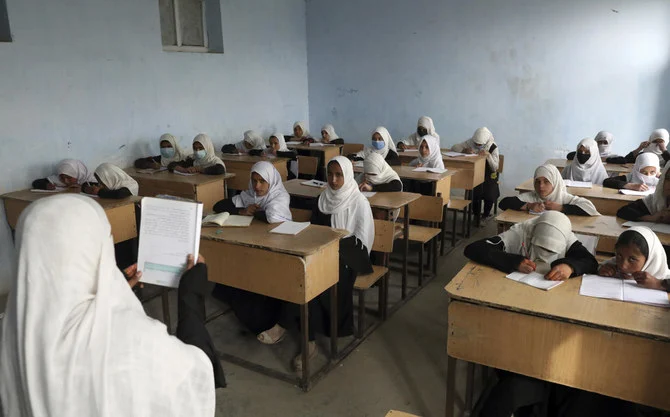 افغانستان: لڑکیوں کے اسکولوں کی بندش پر طالبان کی تنقید کا سلسلہ جاری