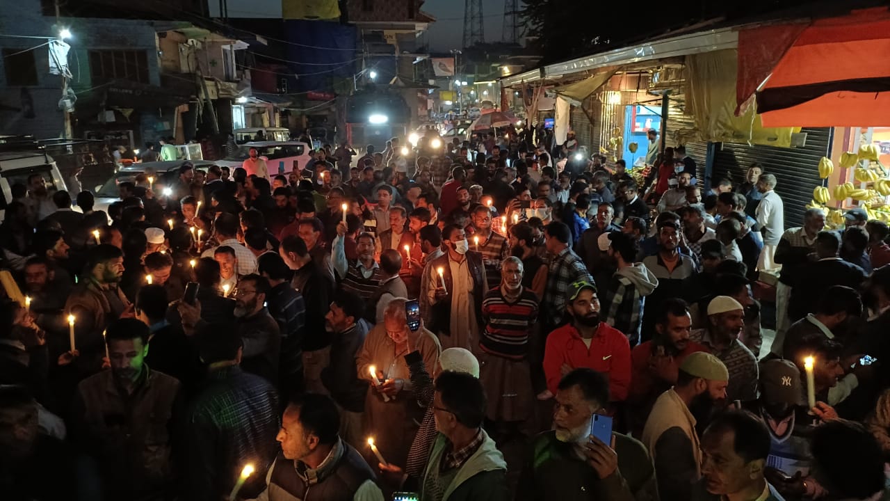 کشمیر بھر میں شہریوں نے شوپیان قتل کے خلاف کینڈل مارچ نکالا