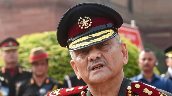 جنرل انیل چوہان نے راجوری سیکٹر میں فارورڈ پوسٹوں کا دورہ کیا