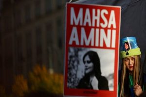 ایران حجاب تنازعہ: لوگ سڑکوں پر، پولیس سے جھڑپیں جاری،کیا ہے صورت حال؟