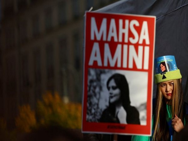 ایران حجاب تنازعہ: لوگ سڑکوں پر، پولیس سے جھڑپیں جاری،کیا ہے صورت حال؟