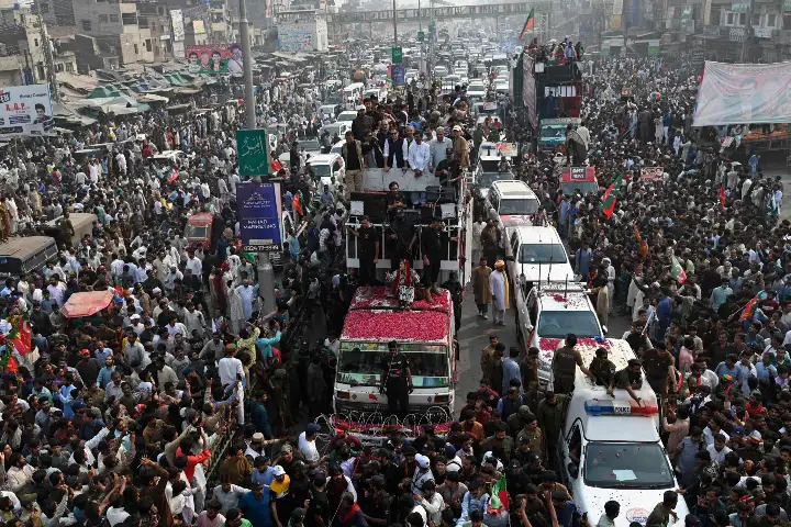 پاکستان: چوروں کی خدمت کرنے کی بجائے  مرنے کو ترجیح دیں گے: عمران  خان