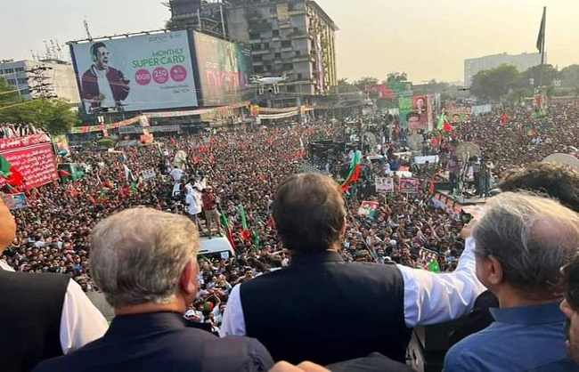 عمران خان کا آزادی مارچ شروع، حکومت نے میڈیا کوریج پر پابندی عائد کی