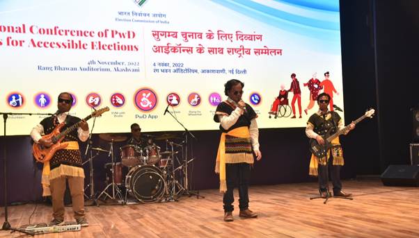 میگھالیہ کے نابینا فنکاروں کا میوزک بینڈ اور دہلی کے خصوصی طور پر معذور رقاص کانفرنس میں مظاہرہ کر رہے ہیں