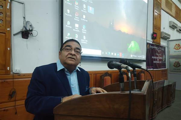 کشمیر یونیورسٹی: نظریہ ساز بنیں، خواب دیکھنے والے نہیں:ڈاکٹر مکیش بترا