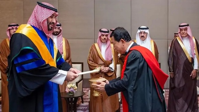 تھائی لینڈ کی سب سے بڑی یونیورسٹی نے سعودی ولی عہد کو ڈاکٹریٹ کی اعزازی ڈگری سے نوازا