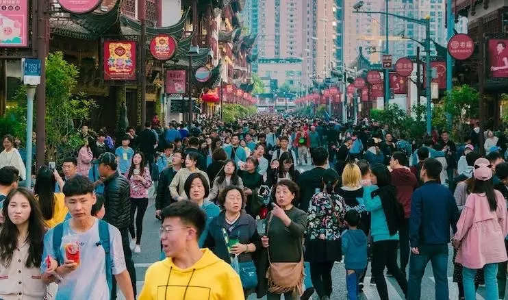 چین میں نوجوانوں کی بے روزگاری اور دولت کا انخلا سب سے بڑا مسئلہ:رپورٹ