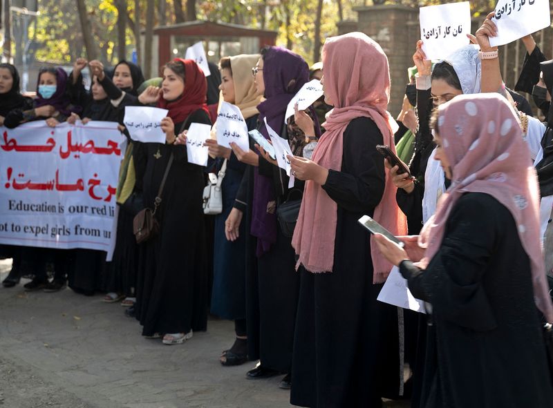 افغان لڑکیوں کے لیے یونیورسٹی کی تعلیم کی معطلی پر ملک  گیر احتجاج