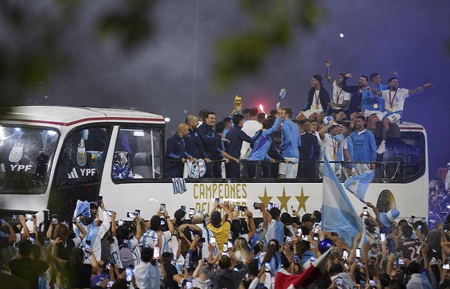 فٹبال کی عالمی چیمپئن ارجنٹینا کی ٹیم کا وطن واپسی پر شاندار استقبال، شائقین سڑکوں پر