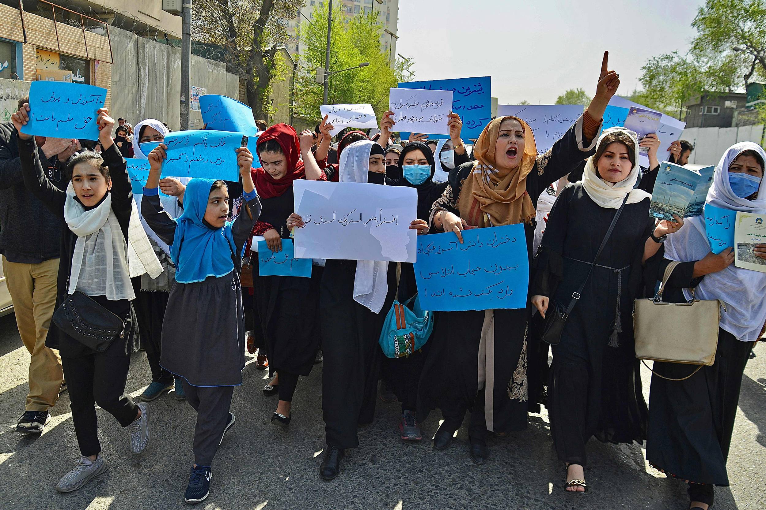 طالبان نے لڑکیوں کے لیےیونیورسٹی کی تعلیم پر غیرمعینہ مدت کے لیےلگائی پابندی