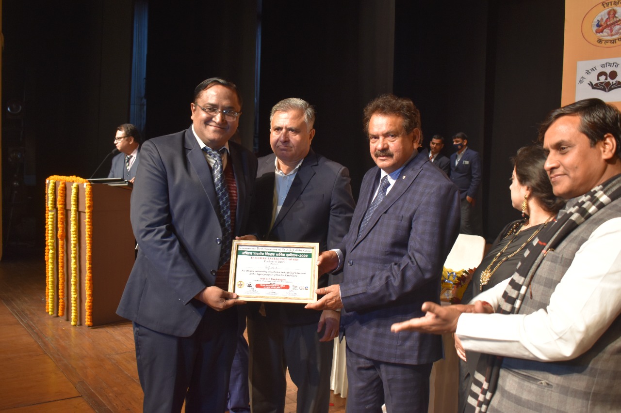 وزیر مملکت برائے قانون نے جامعہ کے ڈاکٹر آصف عمر کو ٹیچرز ایکسیلنس ایوارڈ سے نوازا