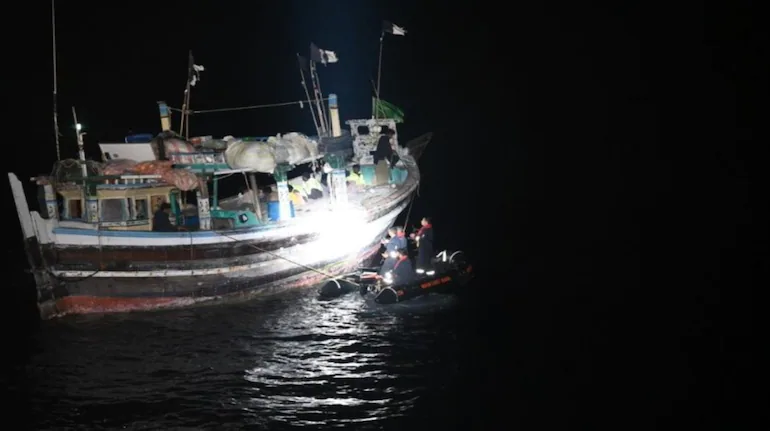 کوسٹ گارڈ نے ہتھیاروں سے لدی پاکستان ماہی گیری کی کشتی کو روکا