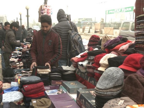 جموں وکشمیر: گرم کپڑوں کی خریداری کے لیے کشمیر کے بازاروں میں لوگوں کا ہجوم