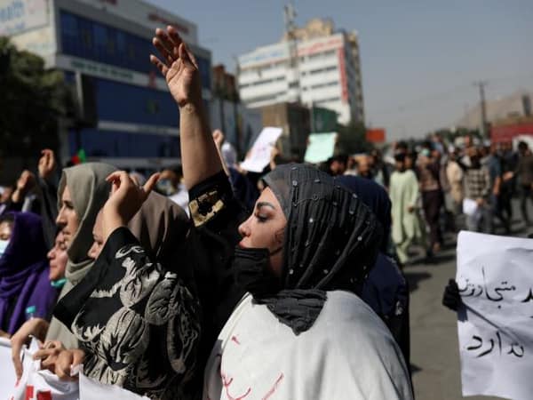 طالبان کی اعلیٰ تعلیم پر پابندی کے خلاف افغان خواتین کا احتجاج
