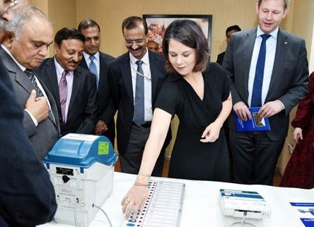 جرمن وزیر خارجہ اینالینا بیئربوک نے الیکشن کمیشن آف انڈیا کا کیا دورہ