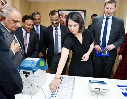 جرمن وزیر خارجہ اینالینا بیئربوک نے الیکشن کمیشن آف انڈیا کا کیا دورہ