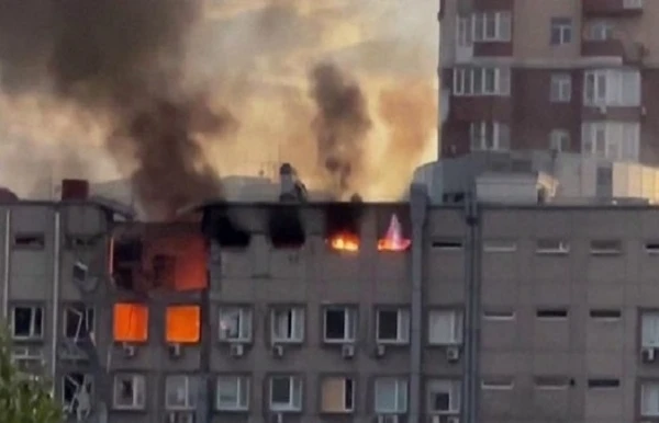 یوکرین پر روسی حملہ: دارالحکومت کیف میں کئی عمارتیں منہدم، کئی شہروں کی بجلی گل