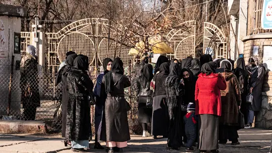مسلم ملک افغانستان میں خواتین کی تعلیم پر پابندی کیوں؟