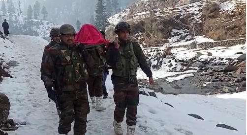 کپواڑہ میں برف باری کے دوران فوج نے حاملہ خاتون کی جان بچائی