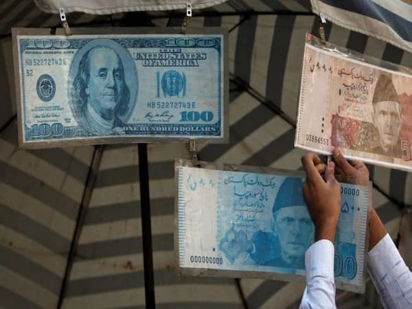 پاکستانی روپیہ امریکی ڈالر کے مقابلے  کم ترین سطح پر