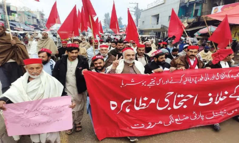 پاکستان میں آٹے کی قلت اورمہنگائی کے خلاف سیاسی جماعتوں کا احتجاج