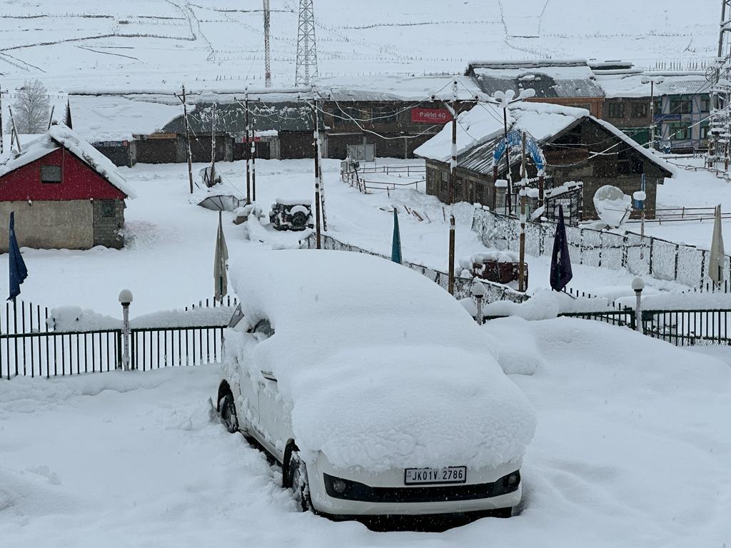 سونمرگ، گلمرگ، پہلگام میں برف باری: کشمیر کے دیگر حصوں میں ہلکی بارش