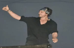 پٹھان کی کامیابی کے بعد شاہ رخ خان نے منت کی بالکونی سے مداحوں سے کہا- شکریہ