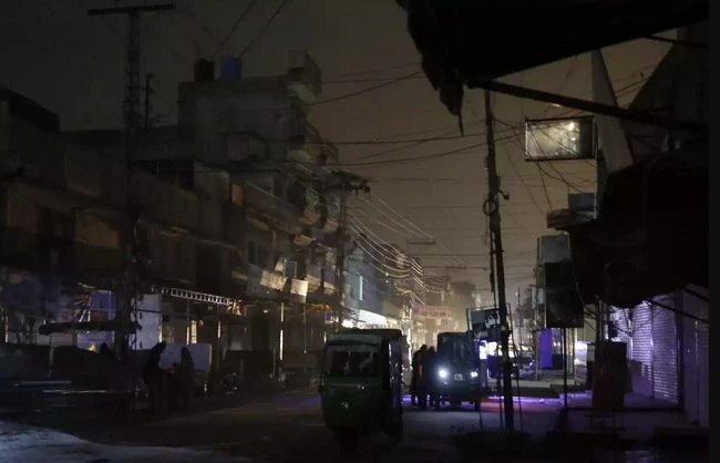 پاکستان میں بجلی کا بحران گہرایا، بازاروں کو رات ساڑھے 8 بجے بند کرنے کا حکم